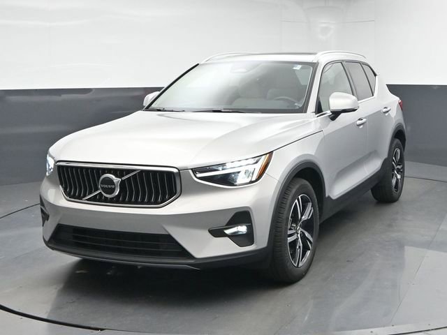 Used 2023 Volvo XC40 B5 Plus image 3