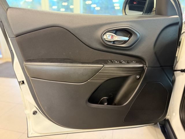 Used 2015 Jeep Cherokee Latitude w/ Comfort/Convenience Group AWD/4WD image 18