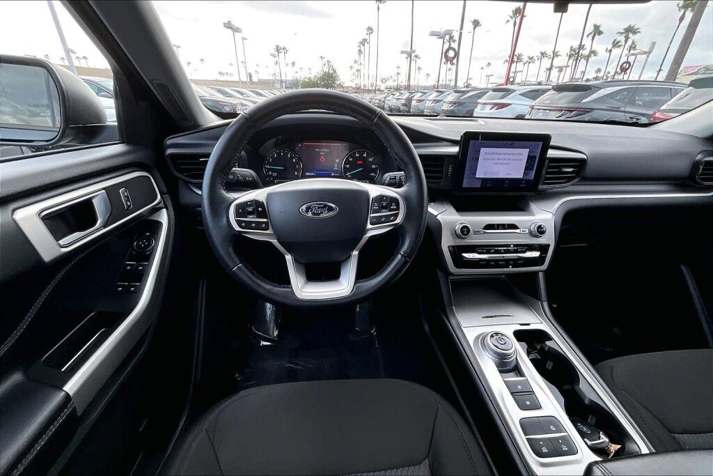 Used 2022 Ford Explorer XLT image 7