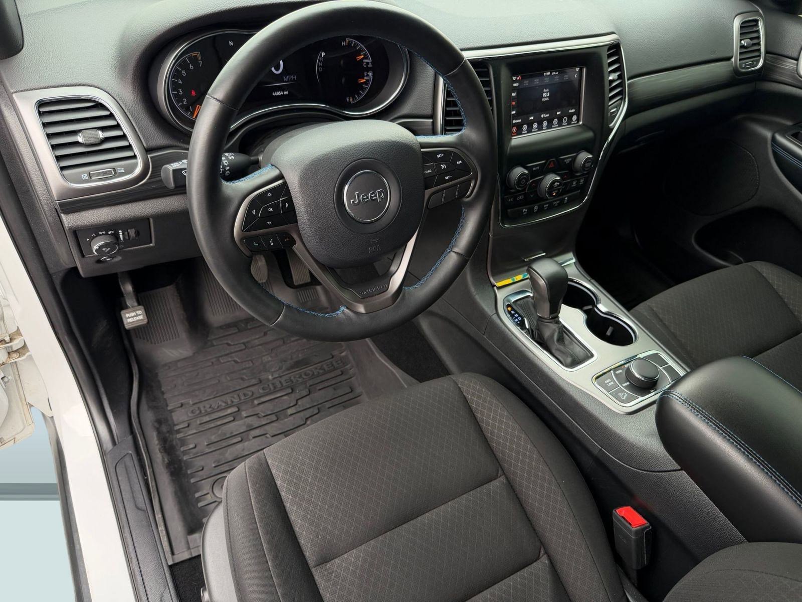 Used 2019 Jeep Grand Cherokee Laredo image 3