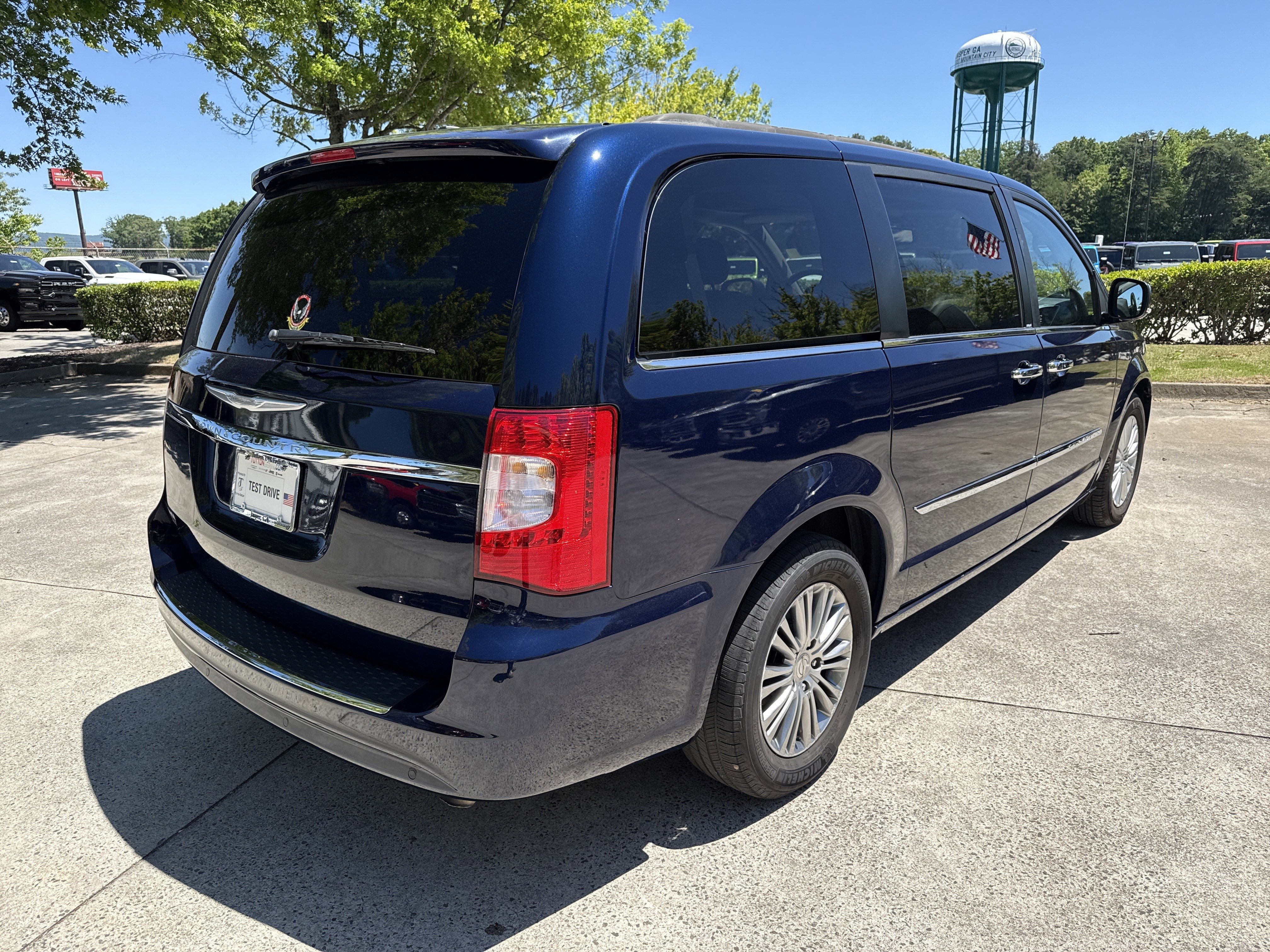 Used 2014 Chrysler Town & Country Touring-L w/ Driver Convenience Group FWD image 7