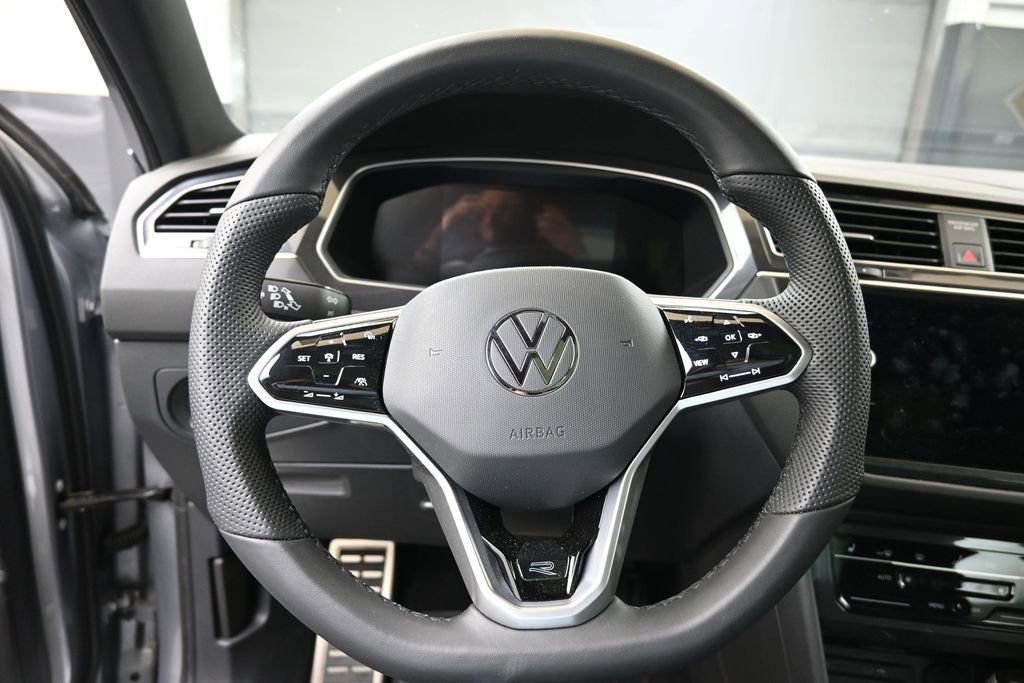 Used 2024 Volkswagen Tiguan SE R-Line AWD/4WD image 10