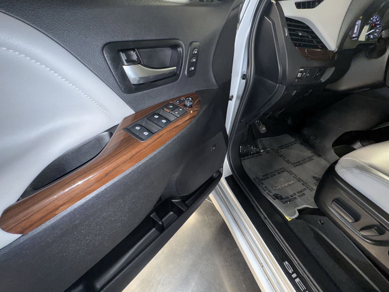 Used 2020 Toyota Sienna Limited image 21