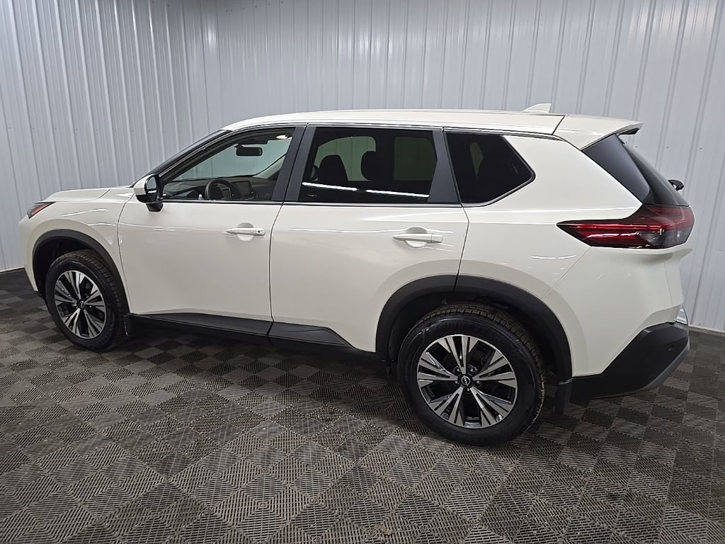 Used 2023 Nissan Rogue SV image 4