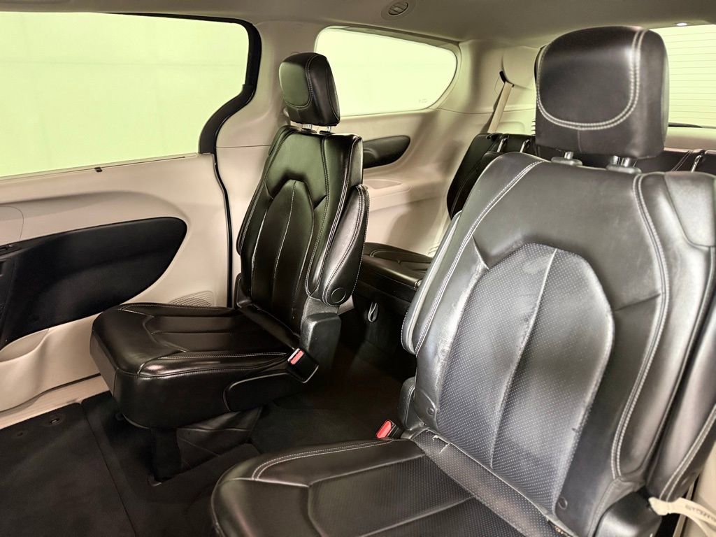 Used 2023 Chrysler Pacifica Touring-L image 20
