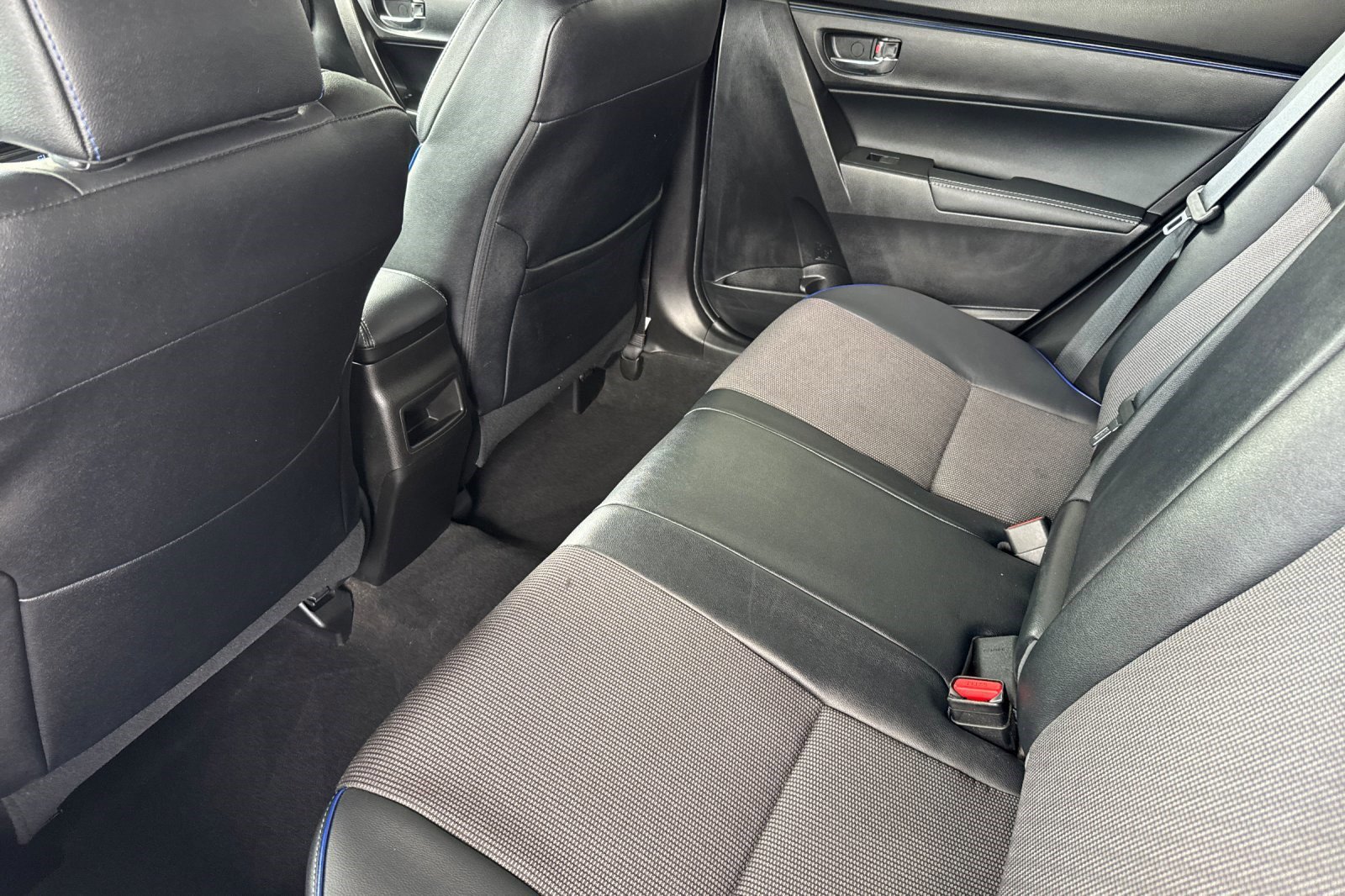 Used 2019 Toyota Corolla SE w/ Carpet Mat Package (TMS) FWD image 25