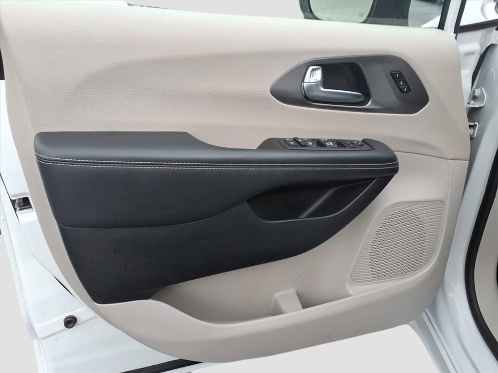 Used 2023 Chrysler Pacifica Touring-L image 18