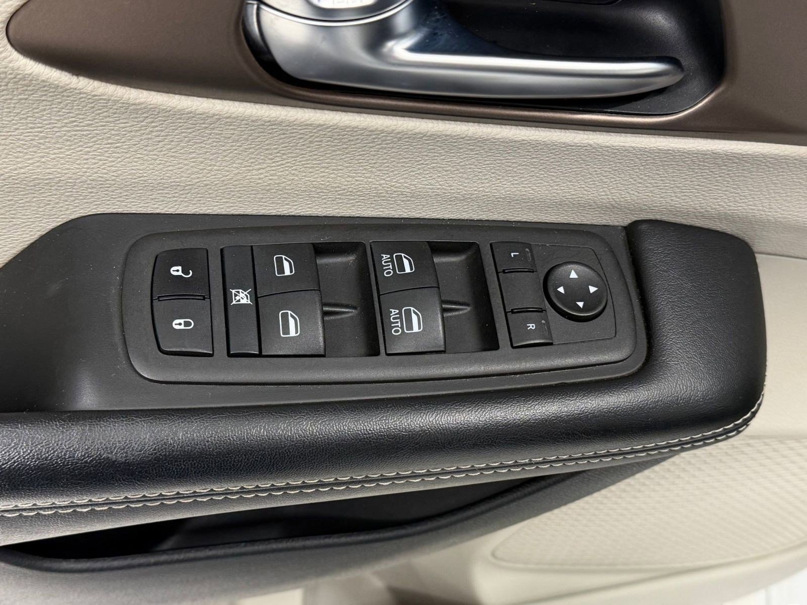 Used 2023 Chrysler Voyager LX image 20