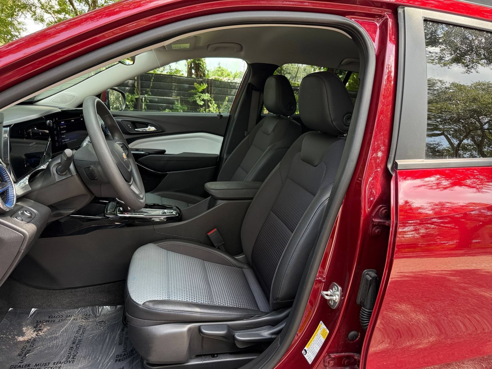 Used 2025 Chevrolet Trax LT FWD image 33