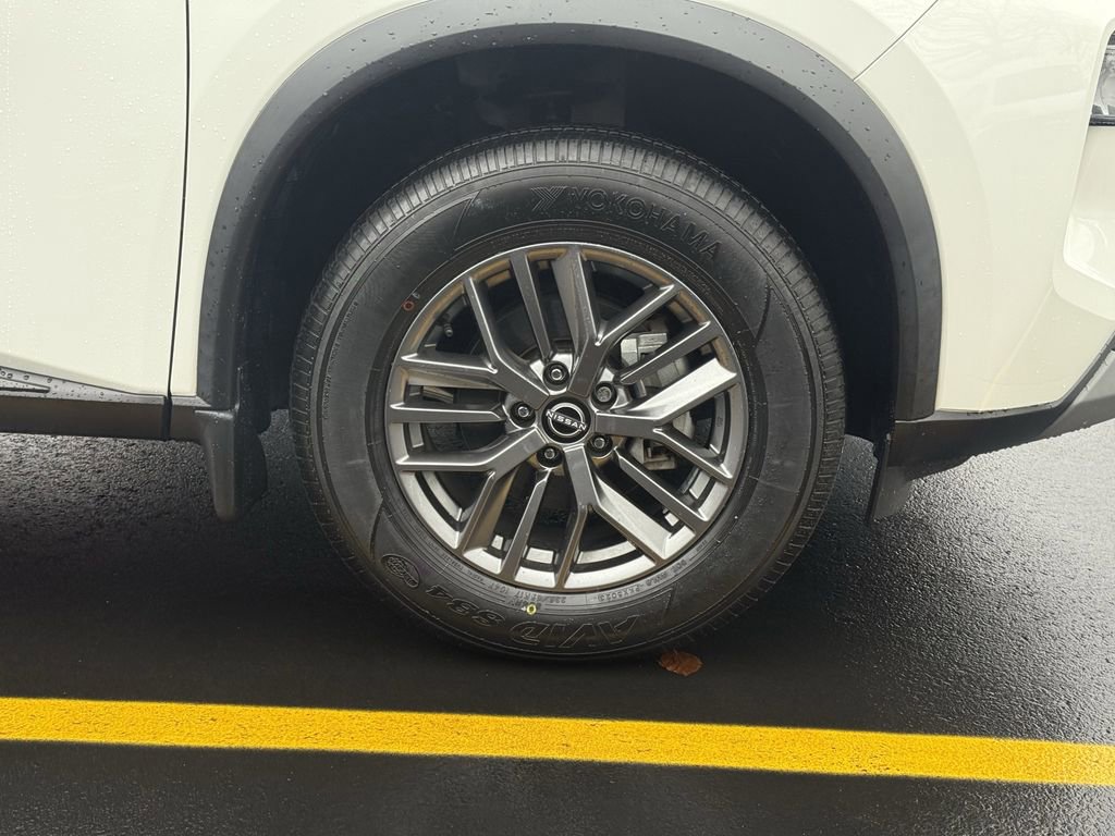 Used 2023 Nissan Rogue S image 9