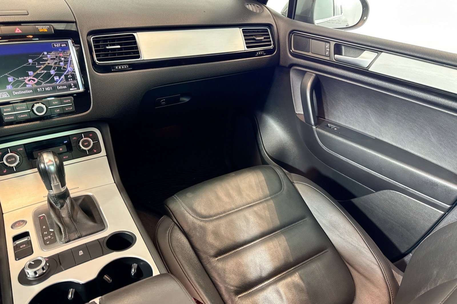Used 2014 Volkswagen Touareg Sport AWD/4WD image 22