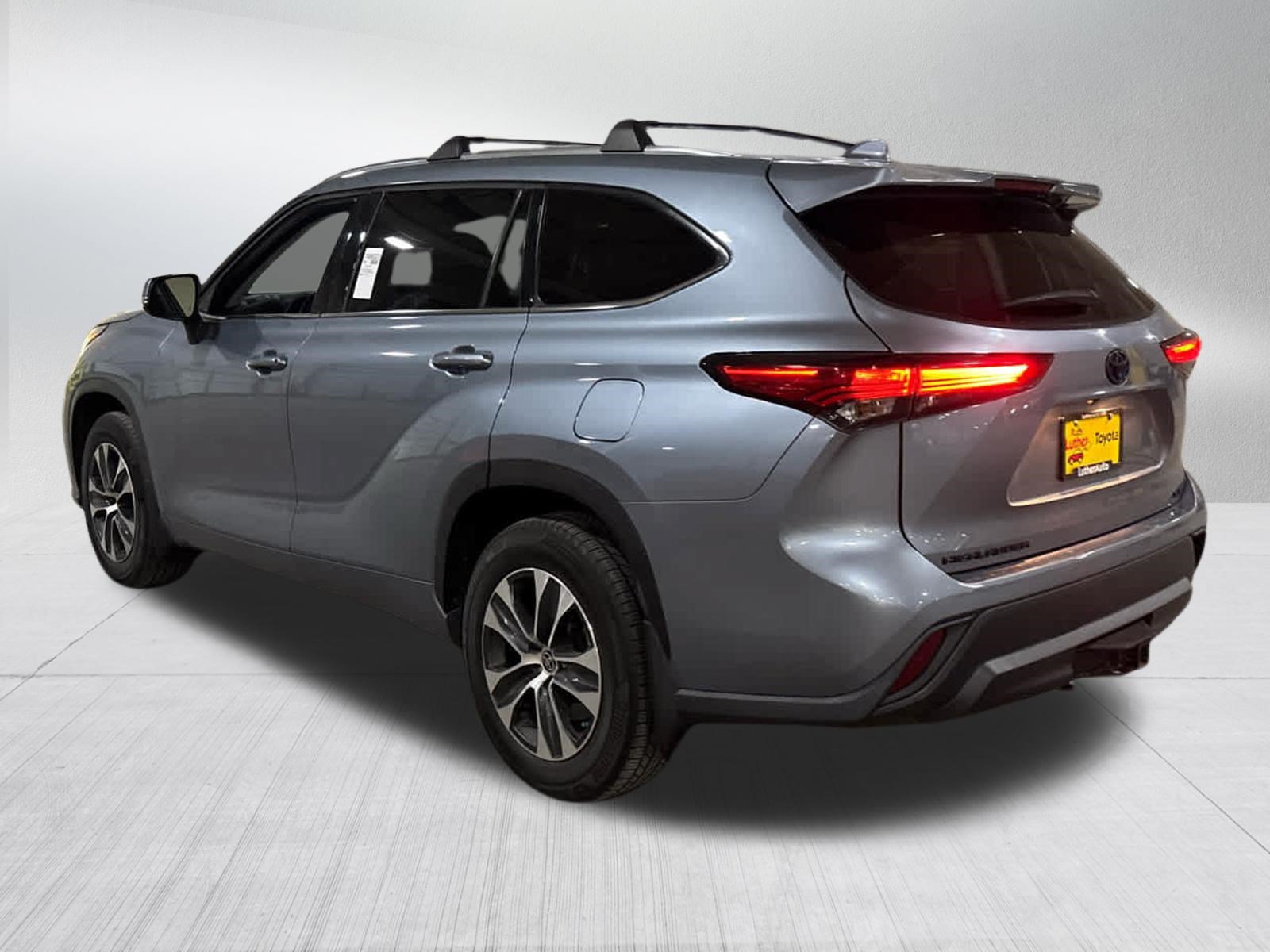 Used 2021 Toyota Highlander XLE AWD/4WD image 4
