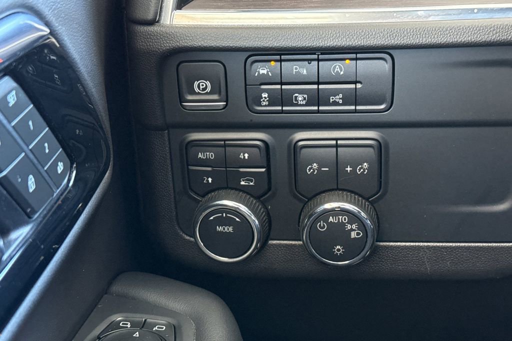 Used 2025 Chevrolet Suburban LT image 41