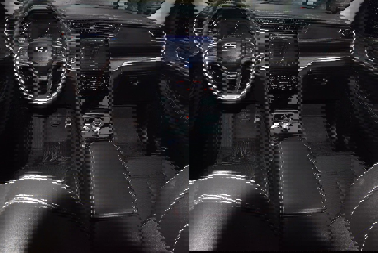 Used 2023 Jeep Grand Cherokee Limited w/ Luxury Tech Group II image 16