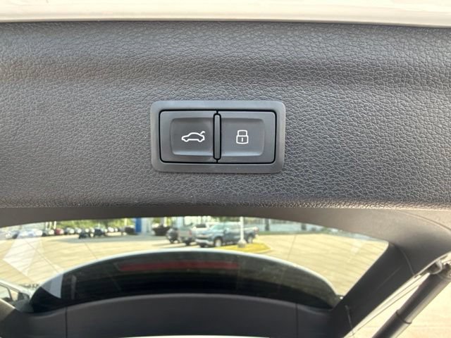 Used 2020 Audi Q3 2.0T Premium w/ Convenience Package AWD/4WD image 16