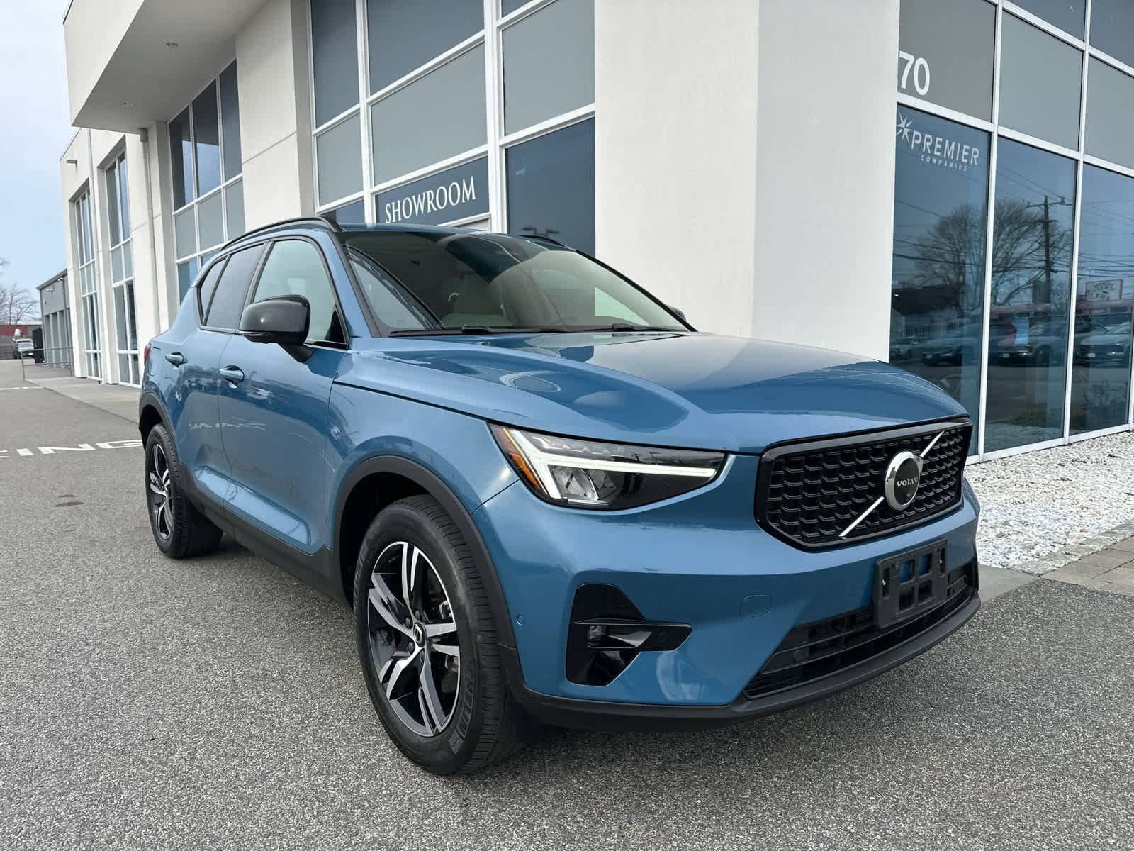 Used 2023 Volvo XC40 B5 Plus w/ Driver Assist Package image 3