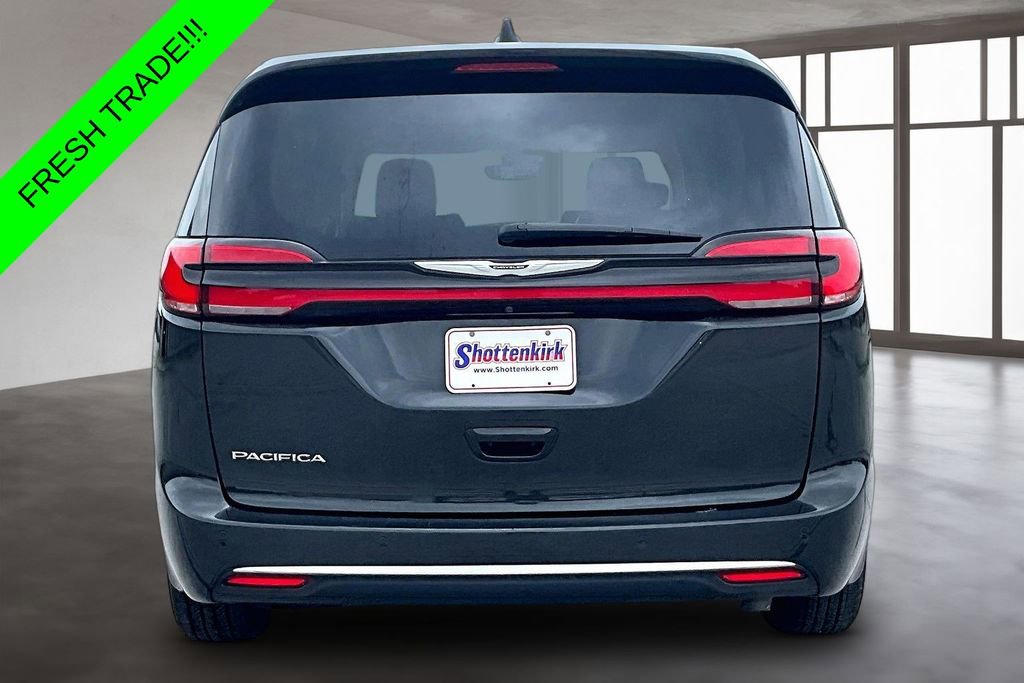 Used 2023 Chrysler Pacifica Touring-L FWD image 5