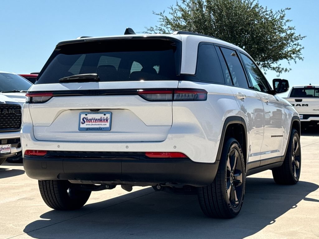 Used 2023 Jeep Grand Cherokee Altitude RWD image 8