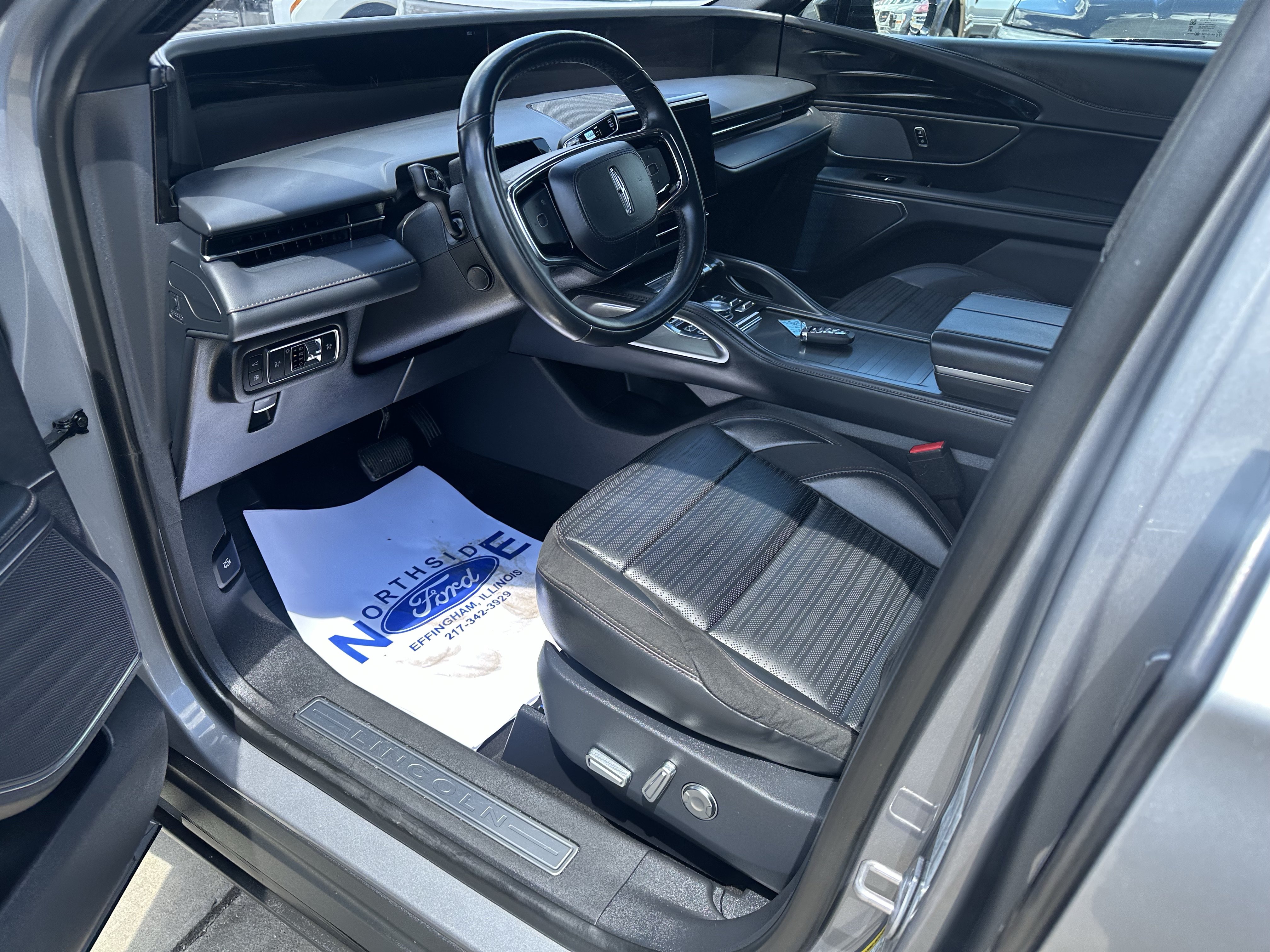 Used 2024 Lincoln Nautilus Reserve w/ Jet Appearance Package (87T) AWD/4WD image 18