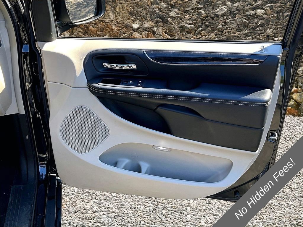 Used 2015 Chrysler Town & Country Touring FWD image 21
