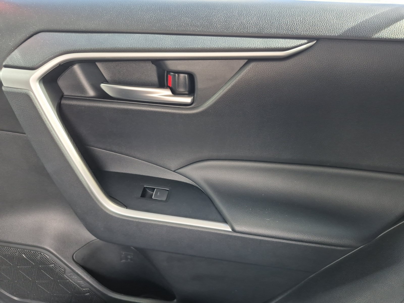 Used 2025 Toyota RAV4 XLE AWD/4WD image 25