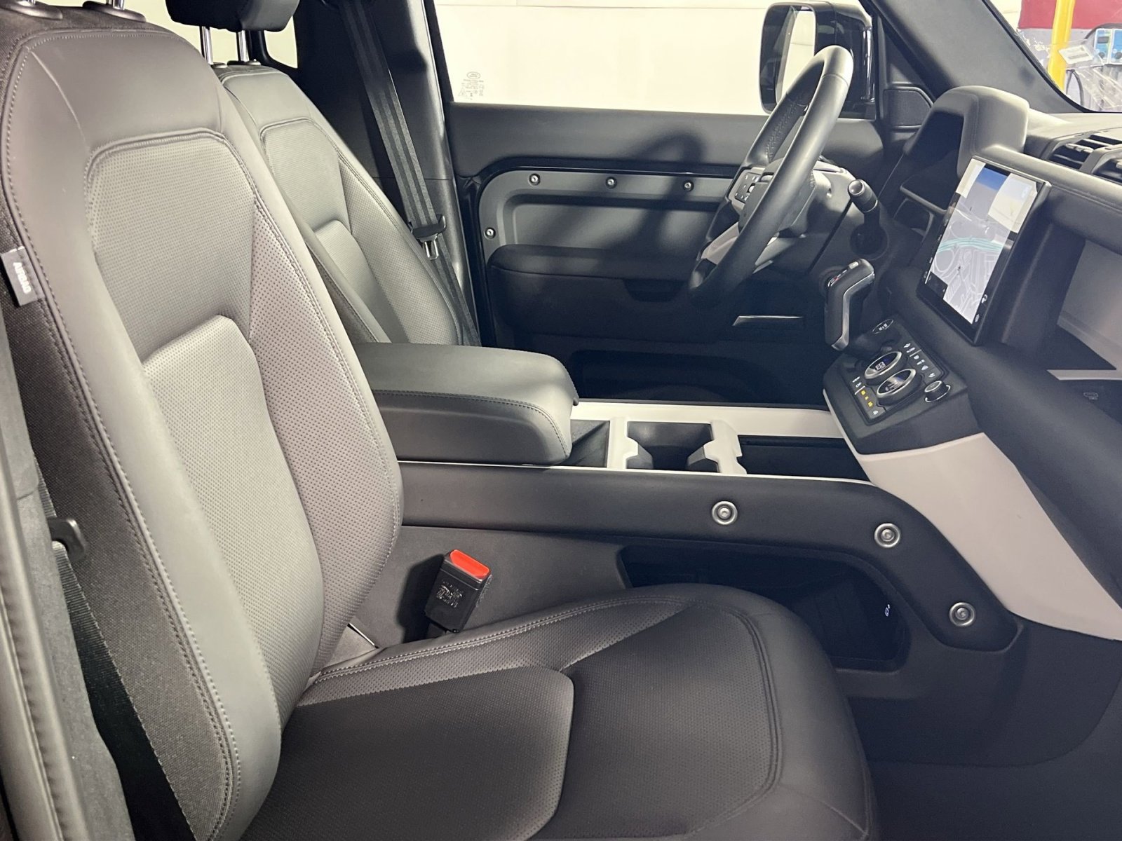 Used 2025 Land Rover Defender 110 S image 28