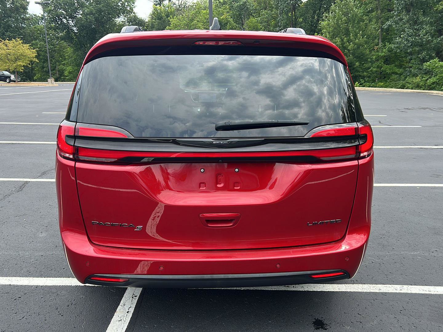 Used 2025 Chrysler Pacifica Limited FWD image 4