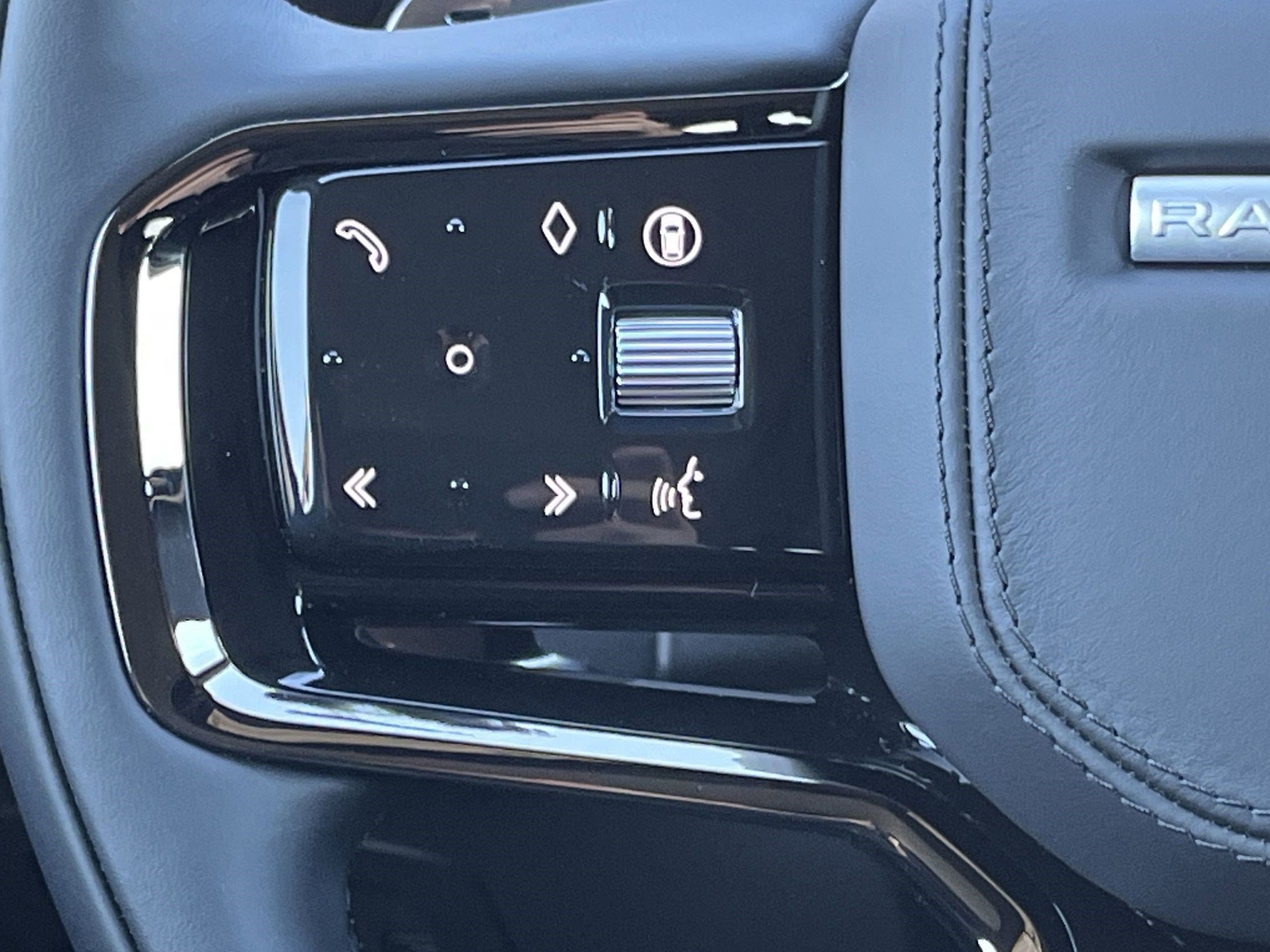 New 2026 Land Rover Range Rover Velar Dynamic SE image 17