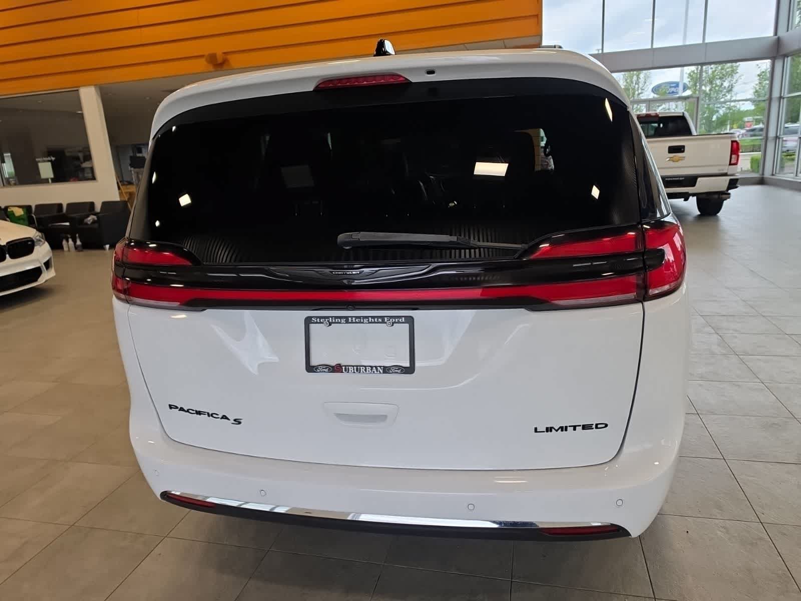 Used 2025 Chrysler Pacifica Limited FWD image 9
