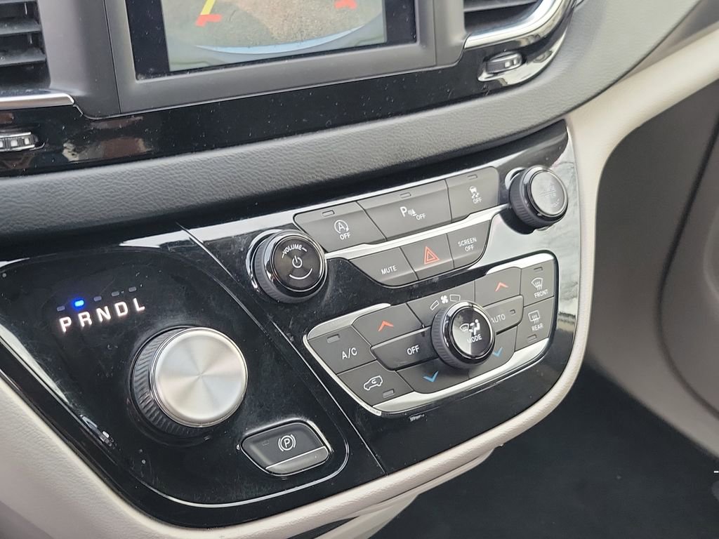 Used 2020 Chrysler Pacifica Touring w/ Tire & Wheel Group image 29