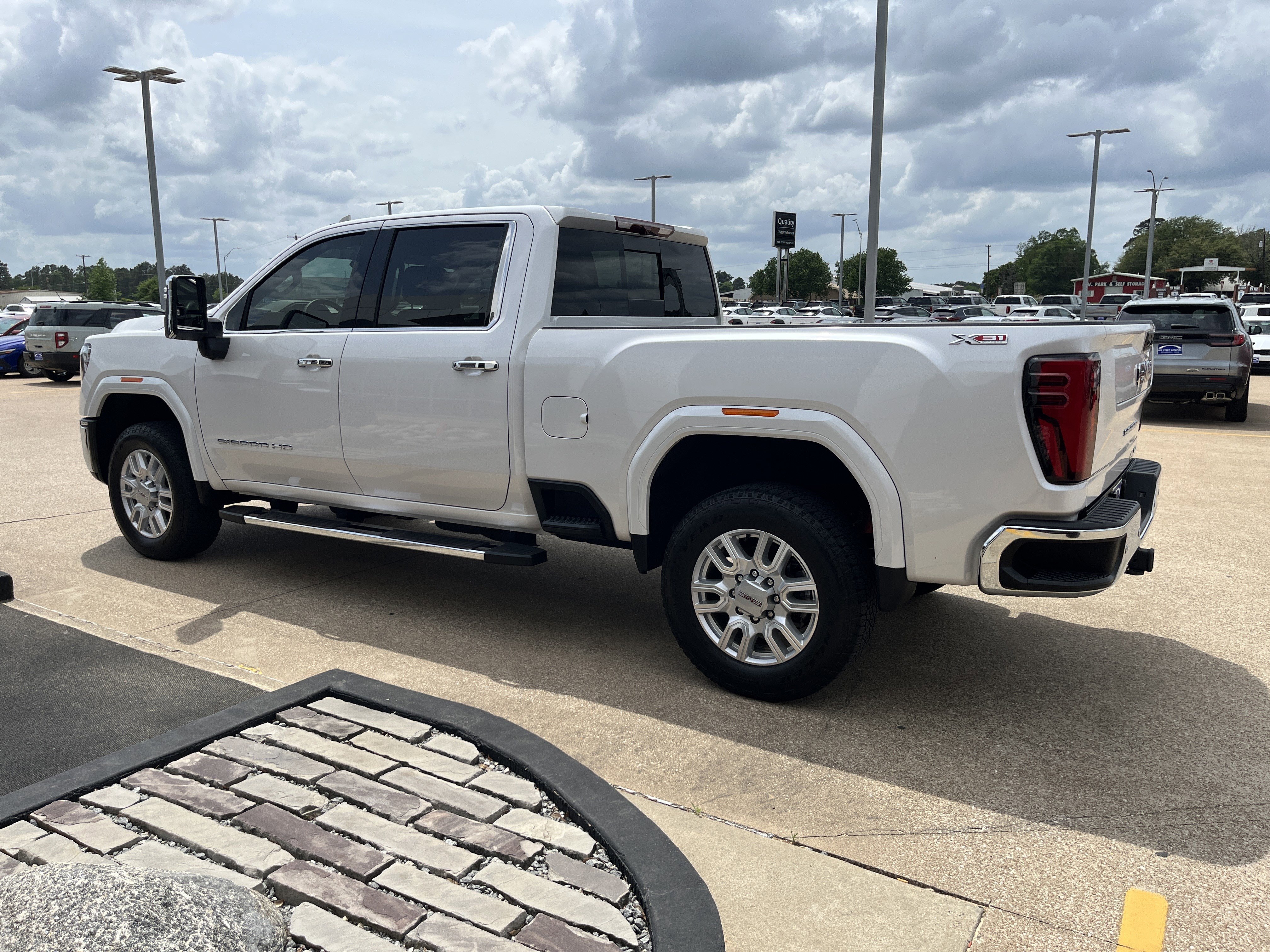 Used 2024 GMC Sierra 2500 SLT w/ SLT Premium Package image 4