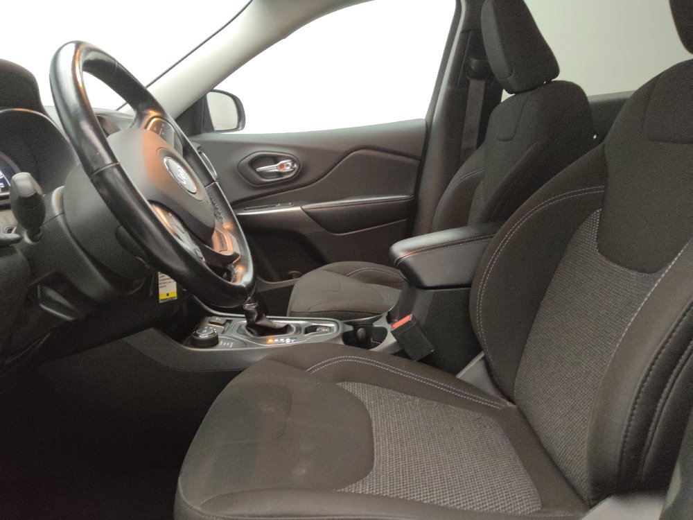 Used 2020 Jeep Cherokee Latitude w/ Cold Weather Group AWD/4WD image 17