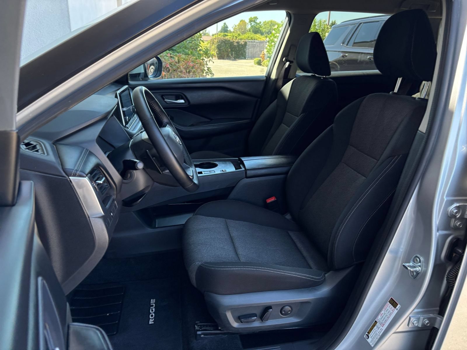 Used 2025 Nissan Rogue SV FWD image 38