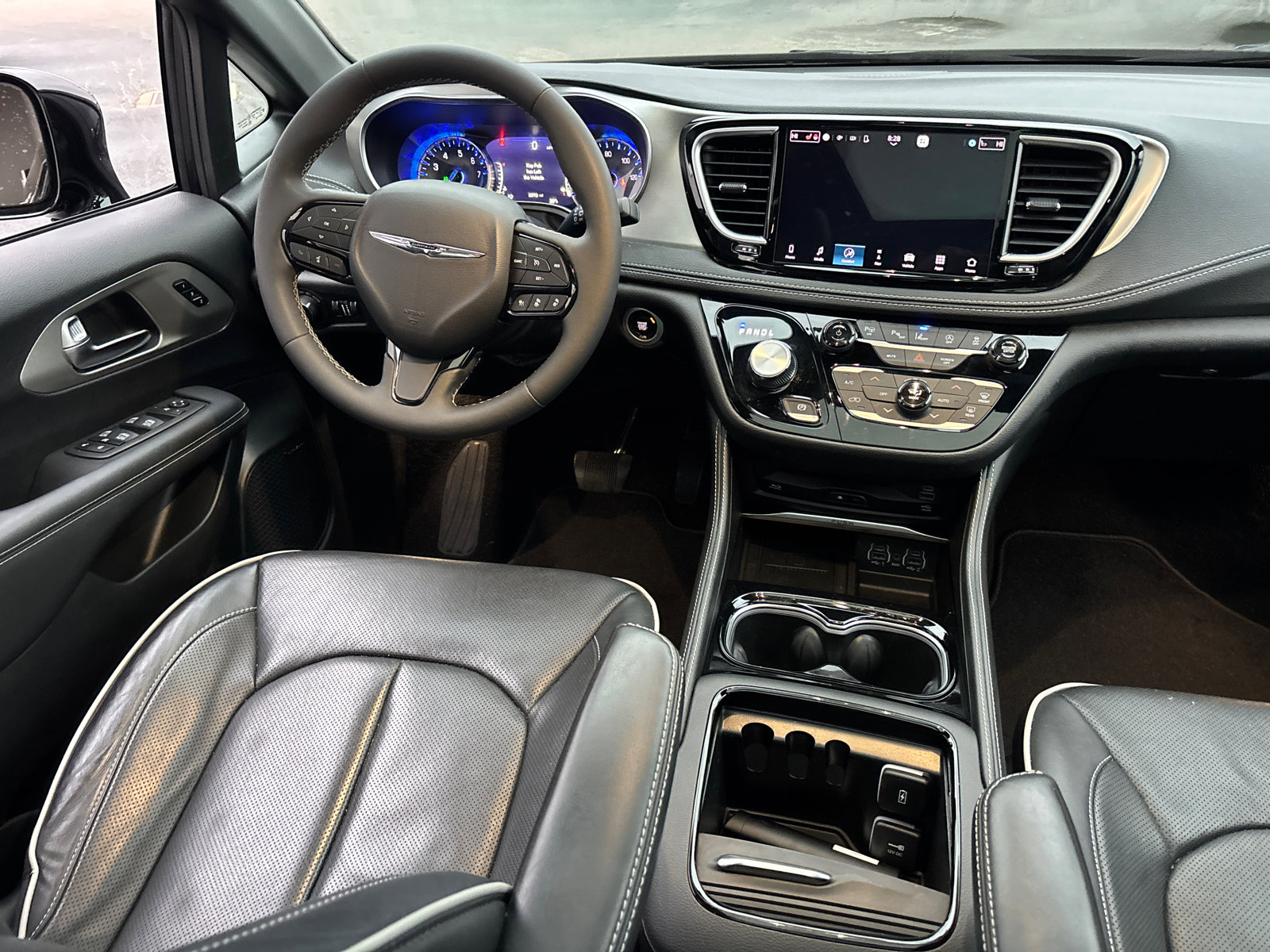 Used 2023 Chrysler Pacifica Limited w/ Uconnect Theater Family Group image 31