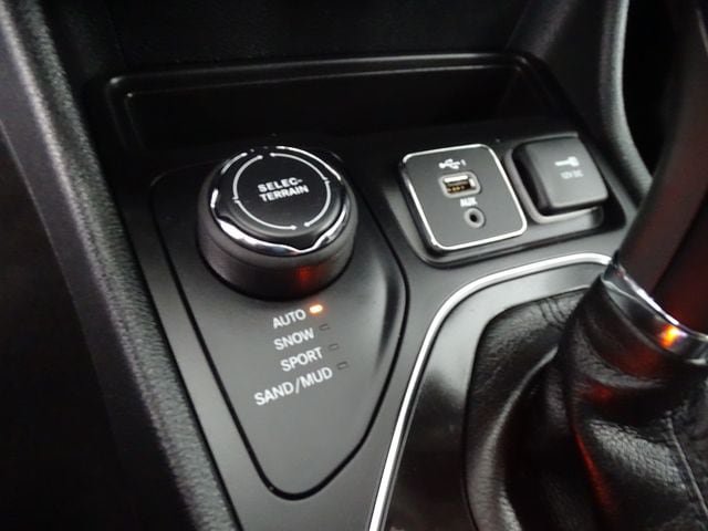 Certified 2023 Jeep Cherokee Altitude Lux w/ Lux Elite Package AWD/4WD image 12