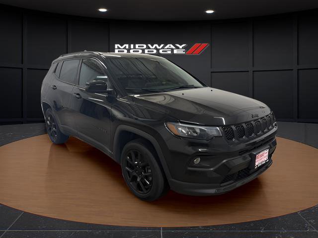 Used 2023 Jeep Compass Latitude w/ Convenience Group AWD/4WD image 1