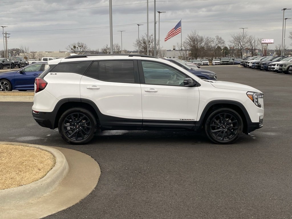 Used 2024 GMC Terrain SLE w/ Driver Convenience Package image 8