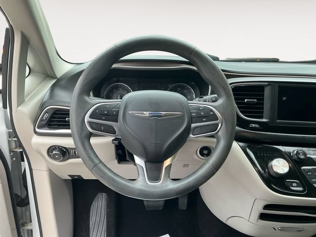 Used 2018 Chrysler Pacifica Touring Plus FWD image 12