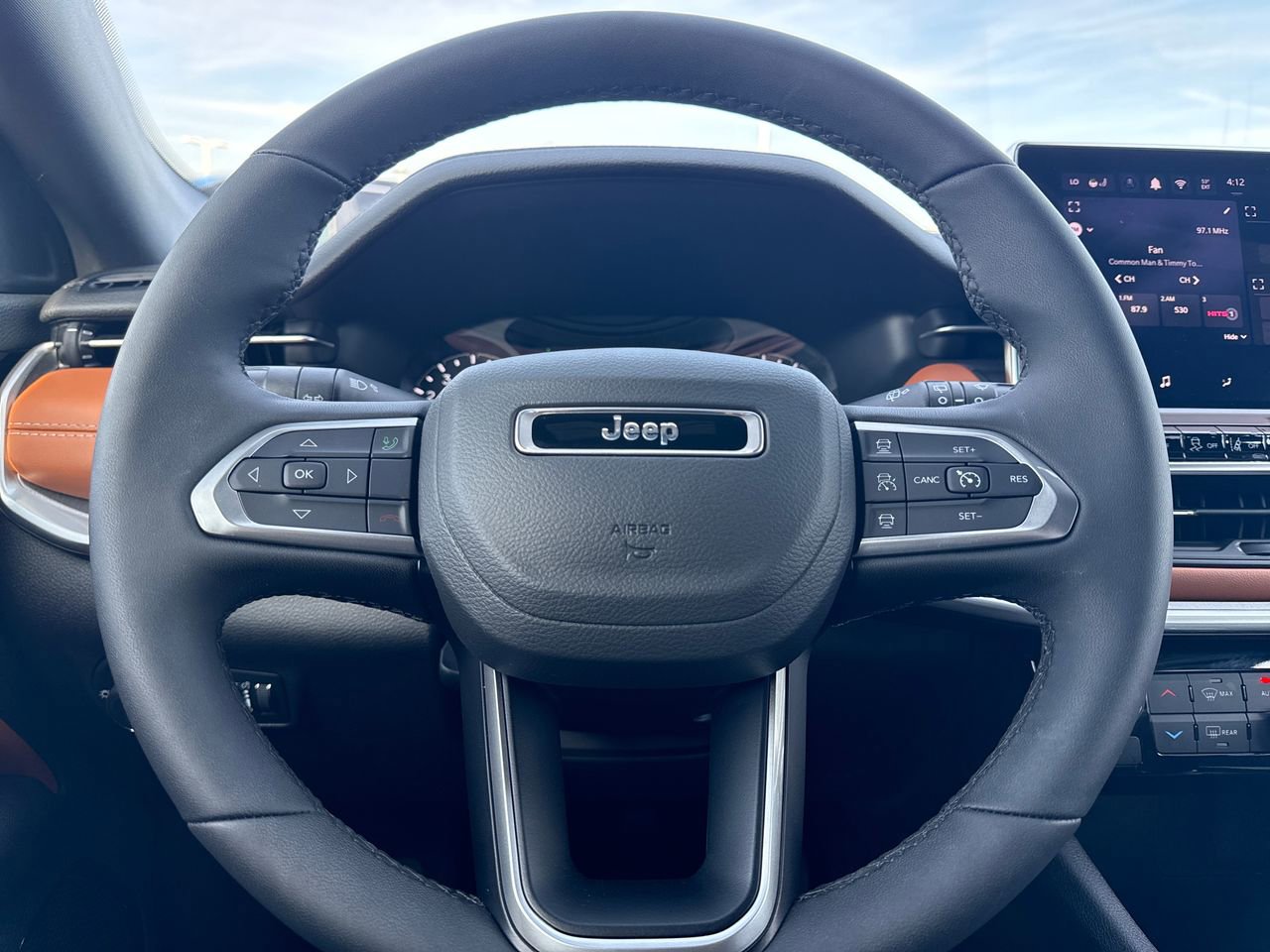 Used 2025 Jeep Compass Limited w/ Sun & Sound Group image 17