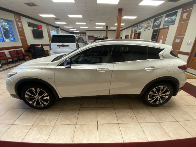 Used 2018 INFINITI QX30 Premium w/ Navigation Package AWD/4WD image 2