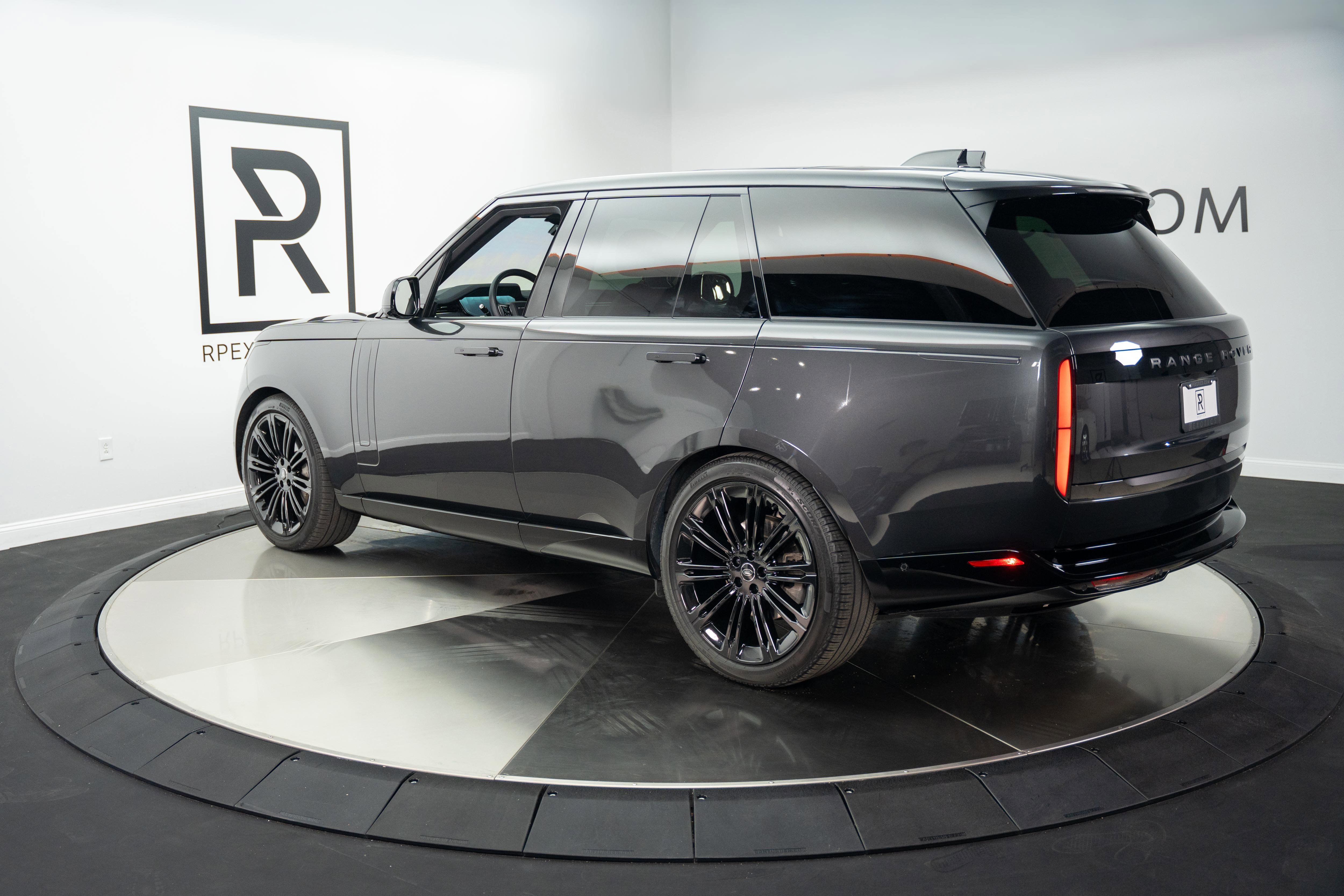 Used 2025 Land Rover Range Rover SE AWD/4WD image 4