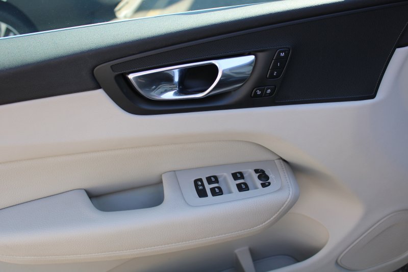 Used 2022 Volvo XC60 B5 Momentum image 17