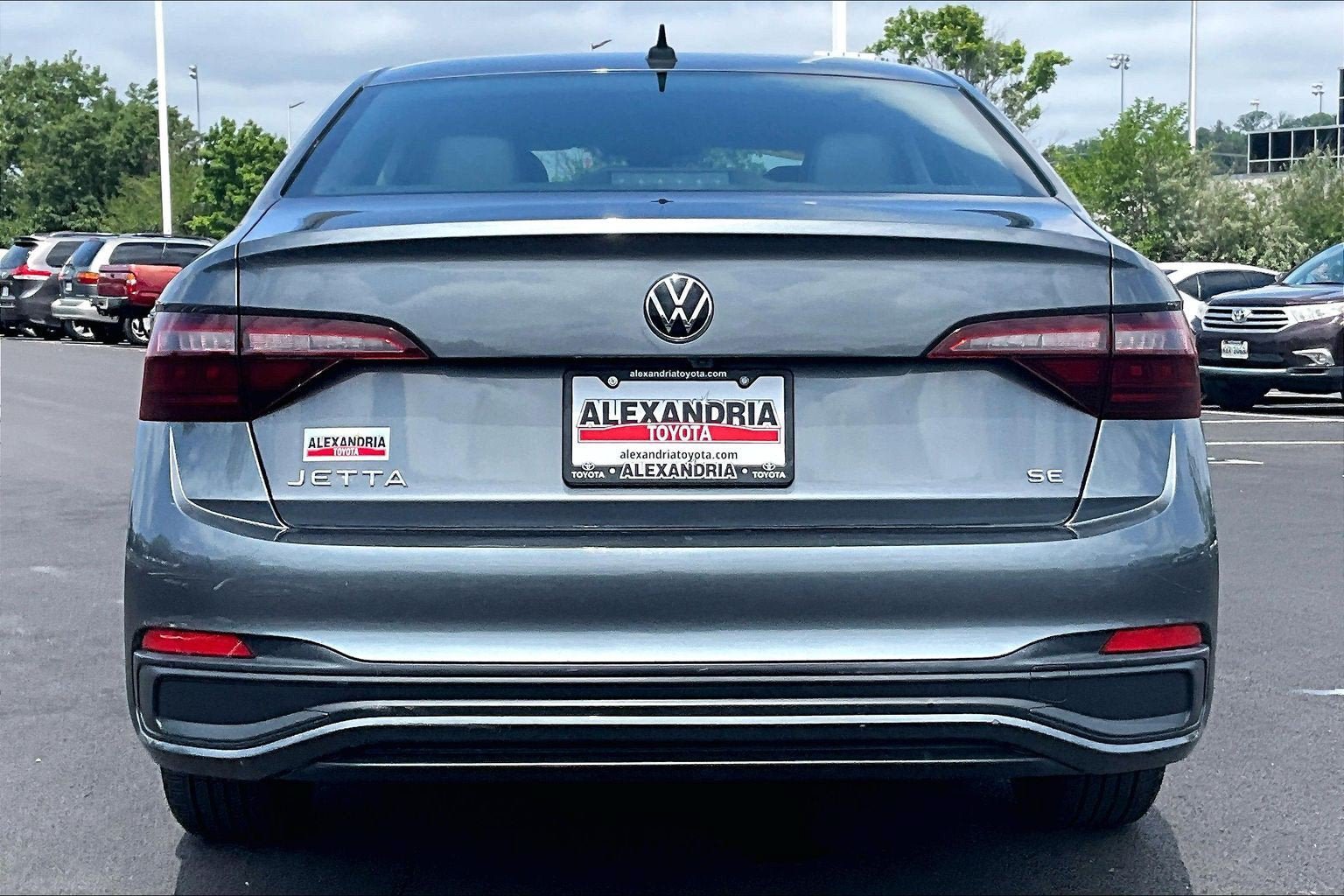 Used 2024 Volkswagen Jetta SE FWD image 4