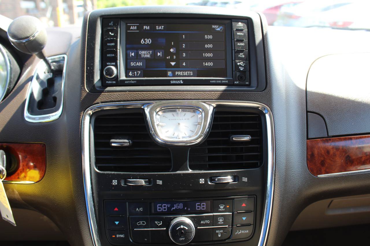 Used 2014 Chrysler Town & Country Touring FWD image 17