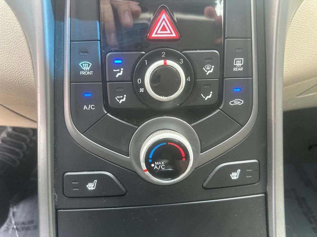 Used 2014 Hyundai Elantra SE w/ Option Group 02 FWD image 17