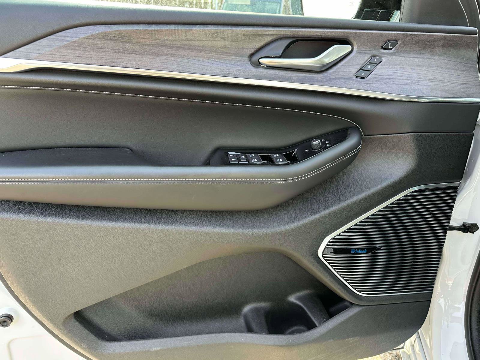 Used 2022 Jeep Grand Cherokee Overland w/ Luxury Tech Group IV image 17