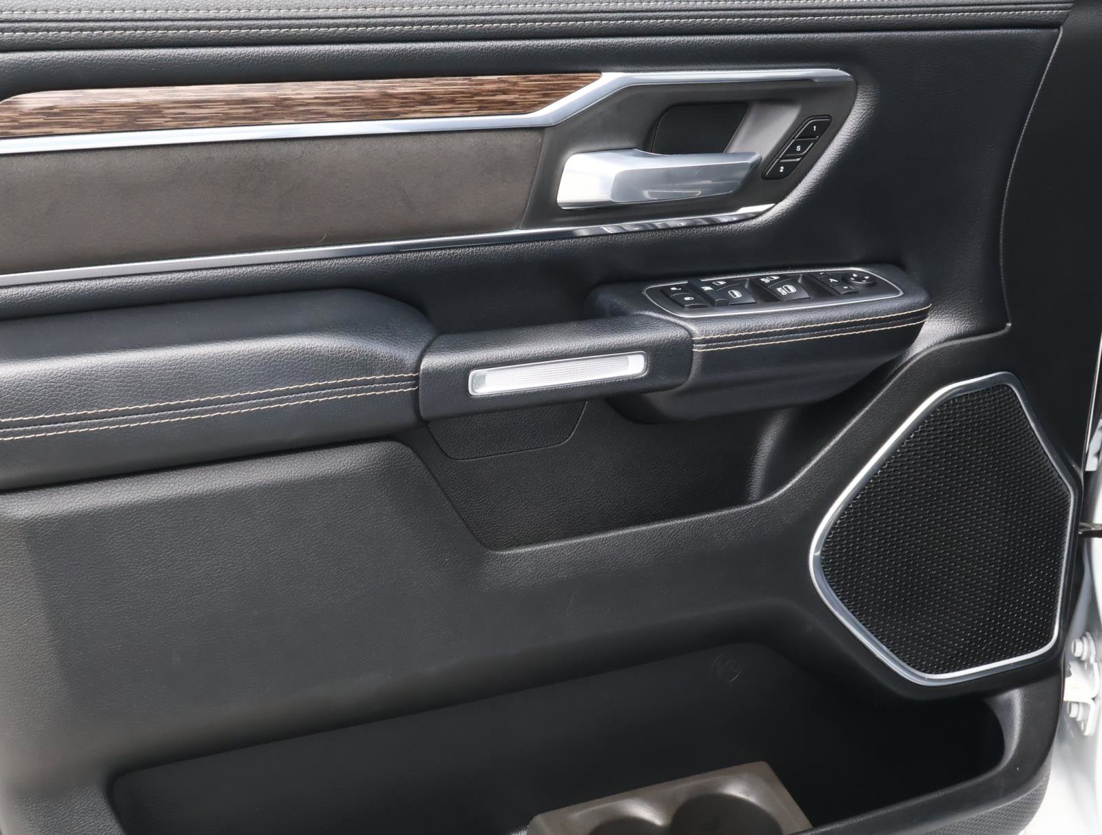 Used 2019 RAM 1500 Laramie RWD image 16