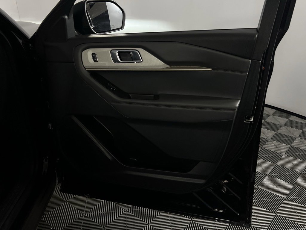 Used 2025 Ford Explorer Active image 37