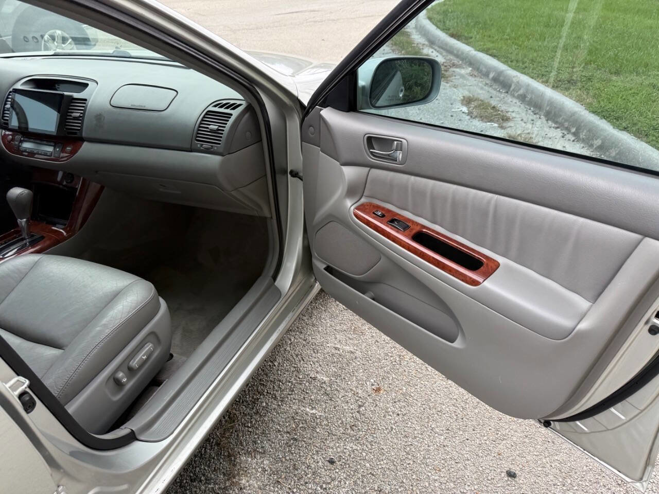Used 2005 Toyota Camry XLE FWD image 25