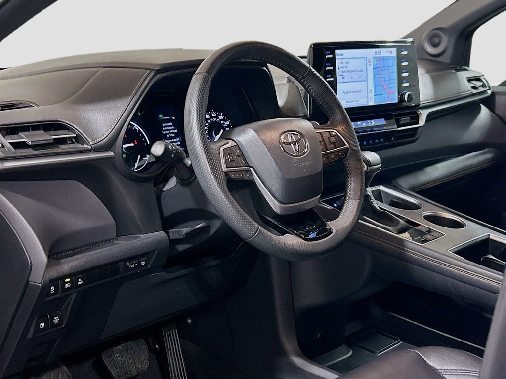 Used 2023 Toyota Sienna XLE Woodland Edition image 7